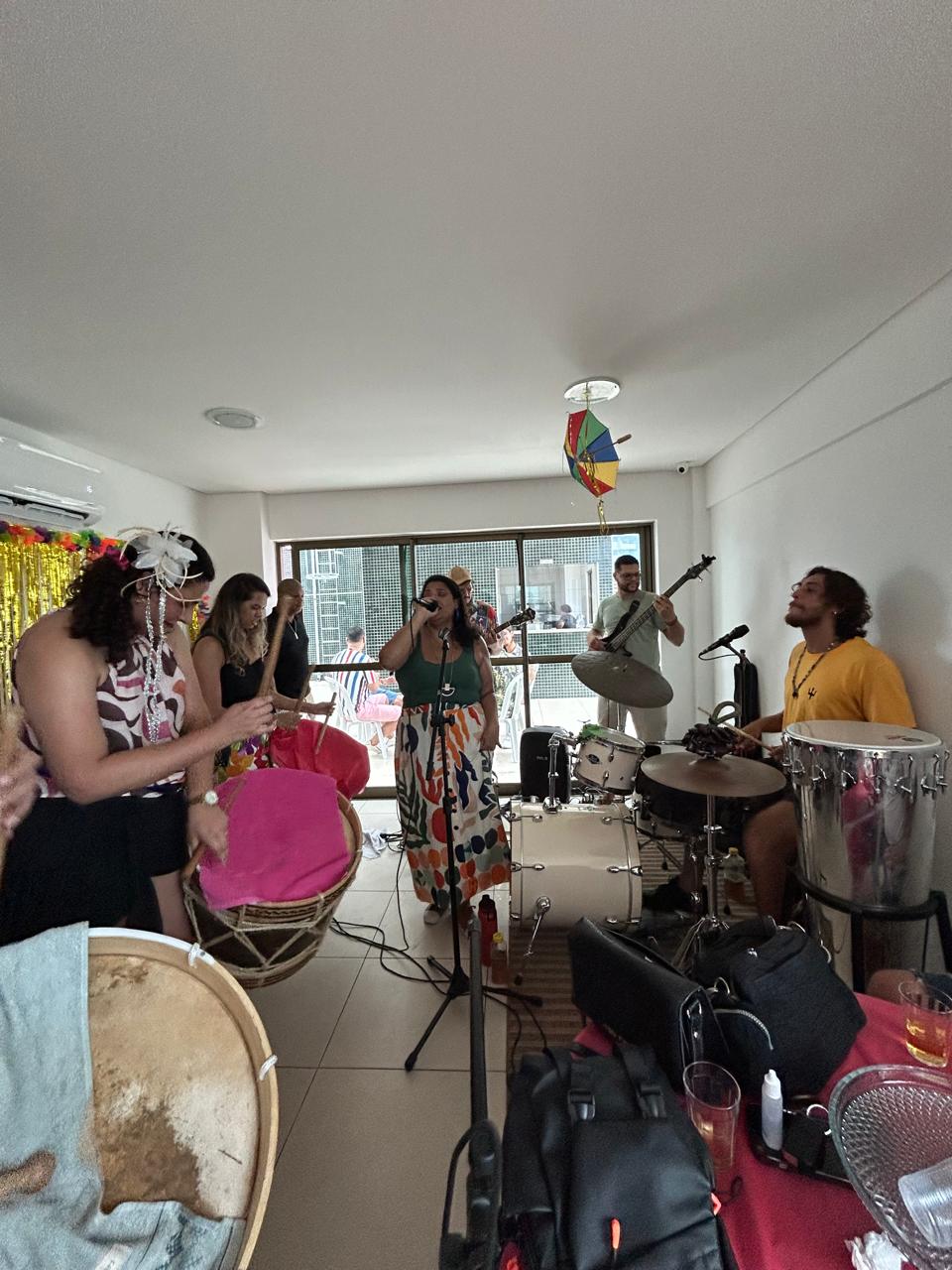 Banda completa tocando